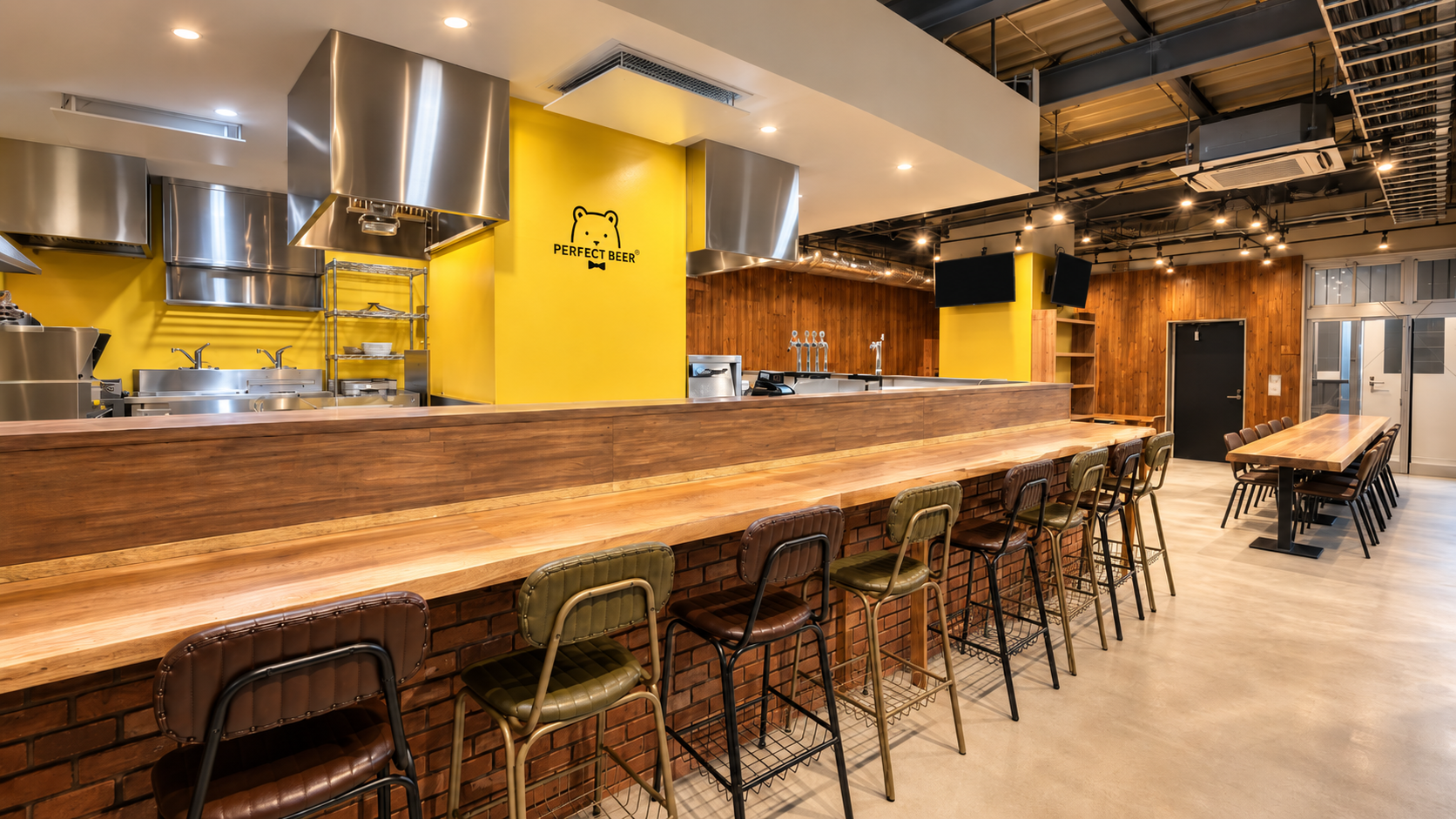 BREWERY BASE 新横浜の店内と客席